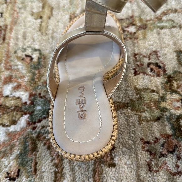 Skemo Size 6 Women’s Crystal/Metallic Gold Wedge - Picture 5 of 8